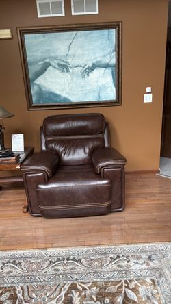Italia leather oversizedrecliner power headrests and usb ports