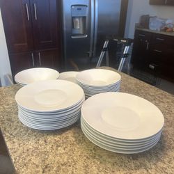 34 Piece Bossa Nova Porcelain Dinnerware Set (Available until 1/10)