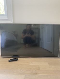 LG Smart TV - silver / gray 42”. No wires or bracket included