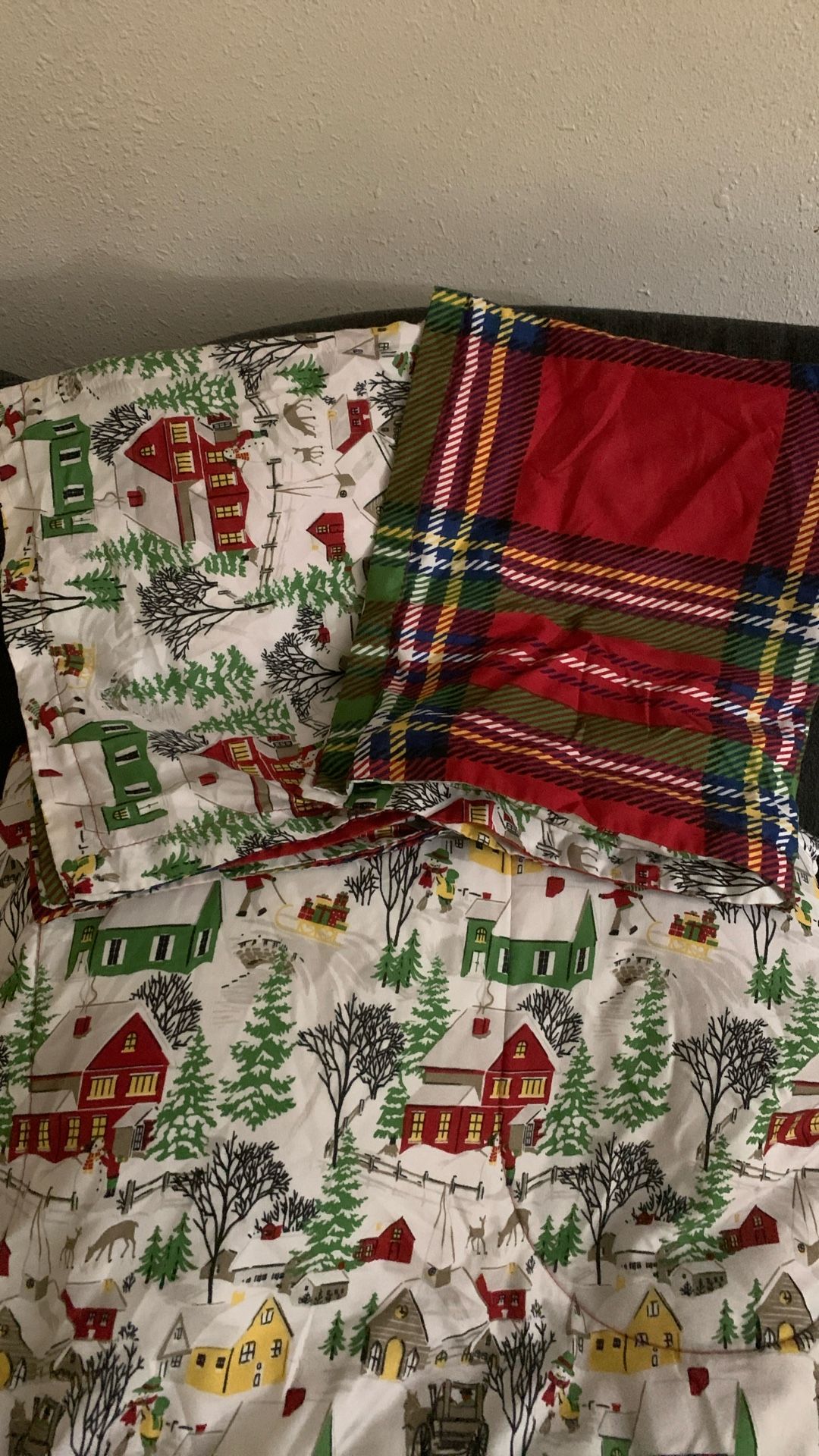 Reversible Christmas Comforter w/ pillowcases