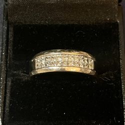 1q-14k White Gold Ring. Princess Cut