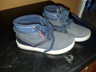 tenis levis sz 12 em buenas condiciones