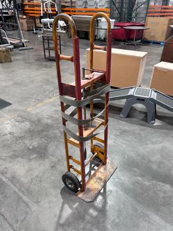 Appliance hand truck with manual ratchet strap