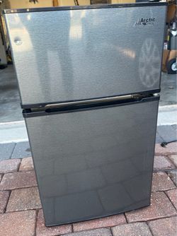 Arctic King ARM33D6ASL 3.2 cu ft Compact Fridge Top Freezer 2-Door Silver