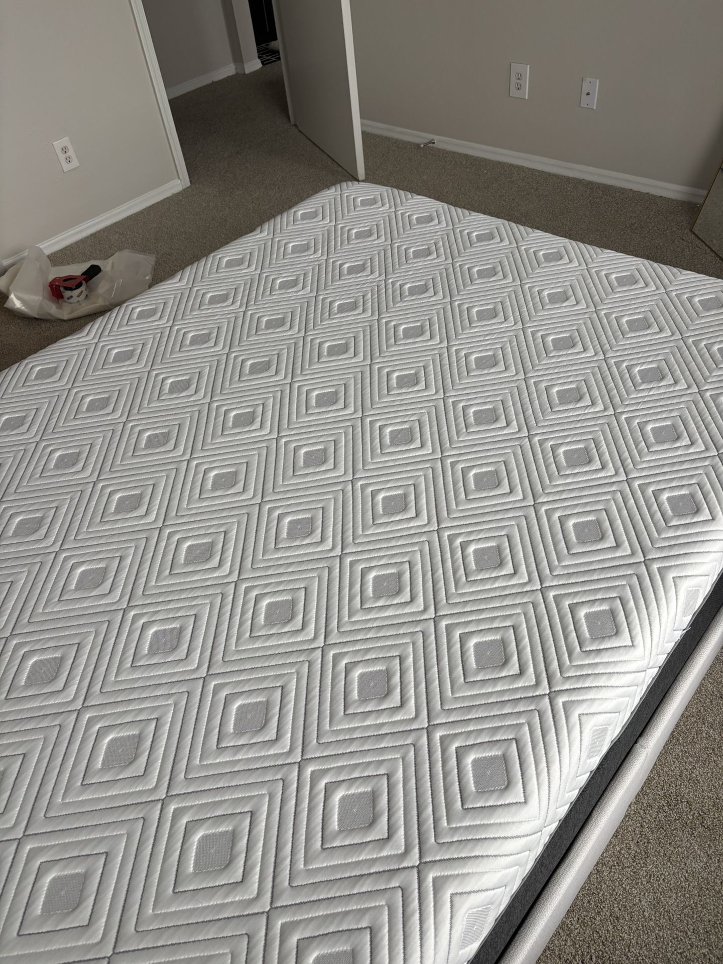 SCM10018, Sealy Cool 12" Medium Memory Foam Mattress with CopperChill Technology, Queen, Like New, Excellent Condition