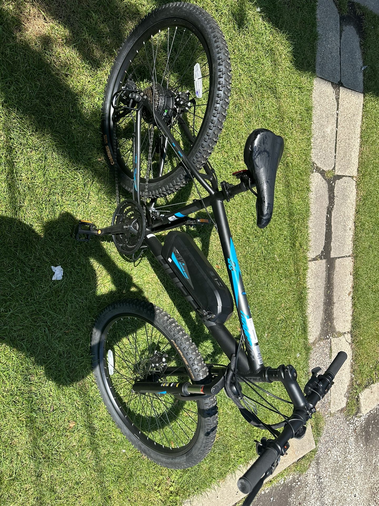 Huffy Everett Plus Men's 27.5" 7-Speed 36V Electric Comfort Bike