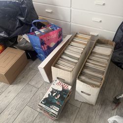 📦 Bulk Comic Books – Marvel & DC (800 Comics)  Selling a bulk lot of comic books — about 800 total.  Includes 2 long boxes: 	•	One box Marvel 	•	One 