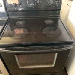 Black Glass Top Stove Range Oven  Whirlpool  .  Warehouse pricing.   Warranty  . Delivery Available . 2522 Market st. 33901