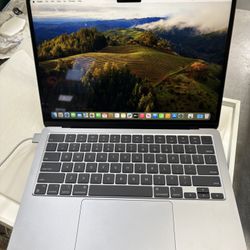 Apple MacBook Air 2022 (MINT CONDITION)