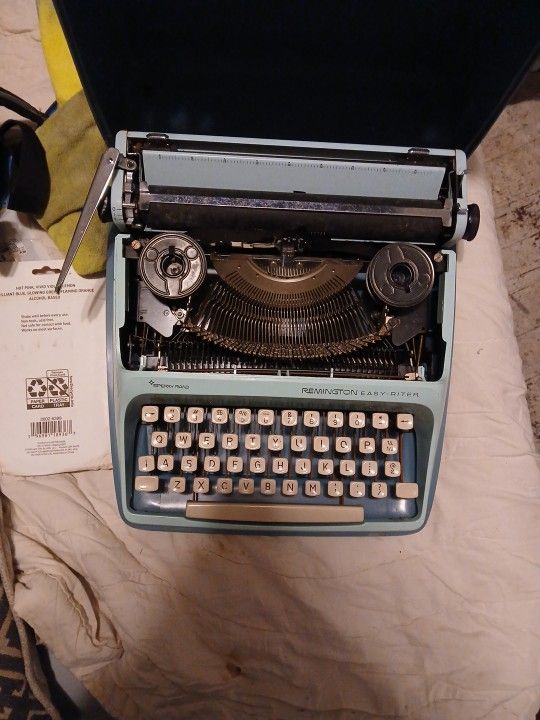 Remington Easy-Riter Typewriter/ Vintage
