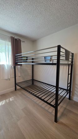 Twin bunk bed