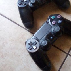 2 PS4  Controller Good Condition 