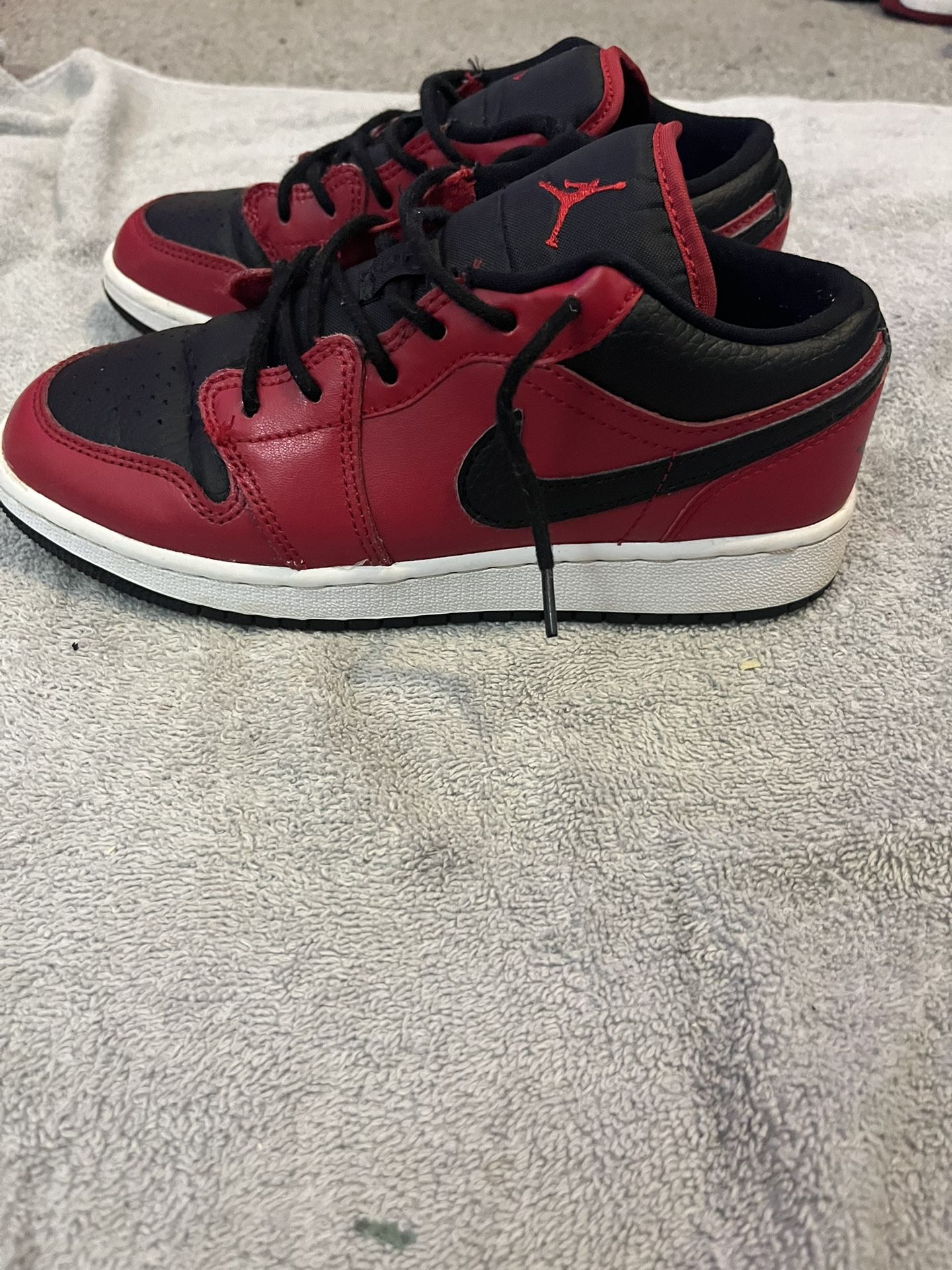 Size 4Y Boys Jordan 1 Low Gym Red Black Pebbled (GS) 