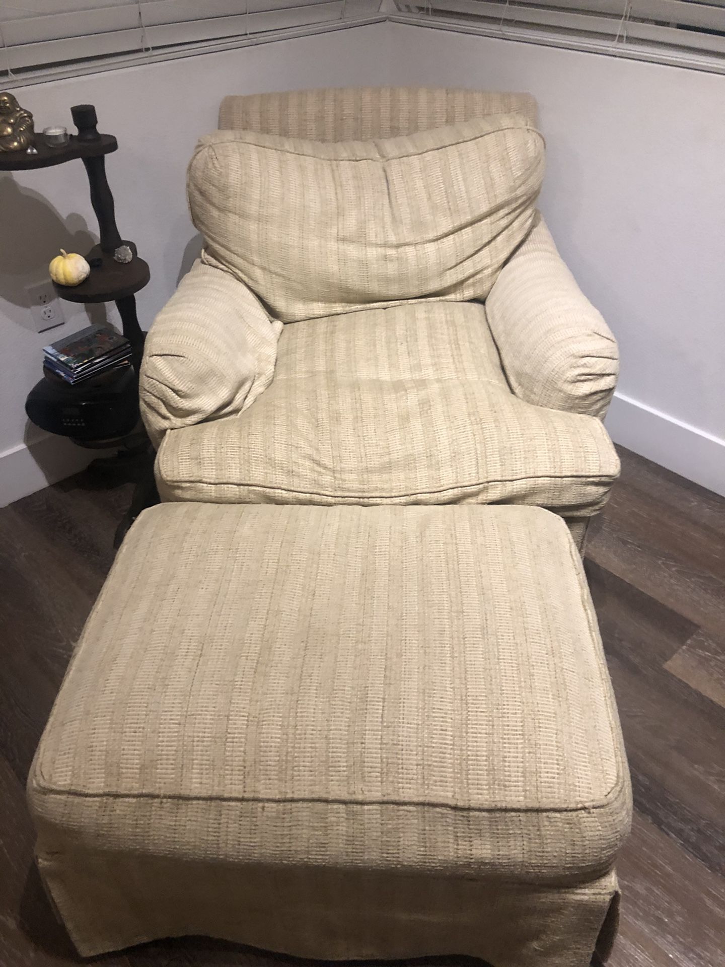 Selling armchair /small futon
