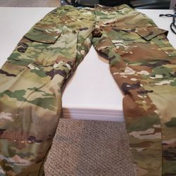 OCP ARMY PANTS AND BELT !!! ( 28 Size Pants And) Size: Medium - Long ((Waist 31 to 35)Belt Size 40
