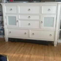 Mueblé Con 2 Puertas Y 7 Cajones Está Semi nuevo Buen Precio 