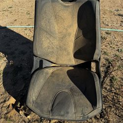 2 Vehicle Seats 