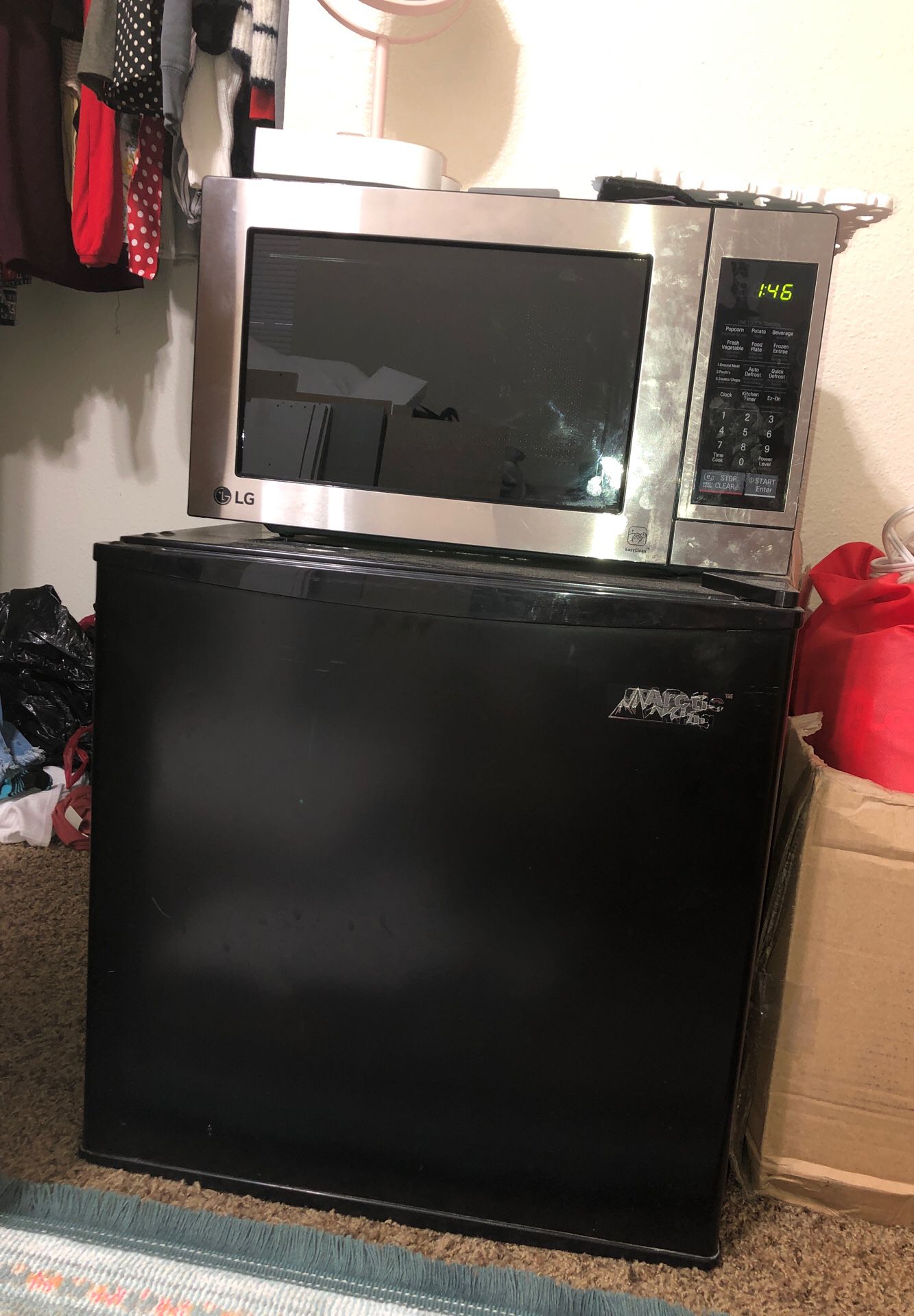 Great condition mini fridge and microwave