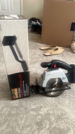 Carpet installer/cordless saw