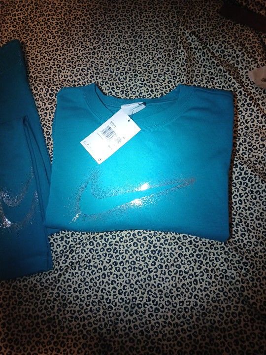 Nike Leggings And Sweatshirt 
