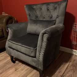 NEW    Accent Chair  NEW Never Used    Great Price 