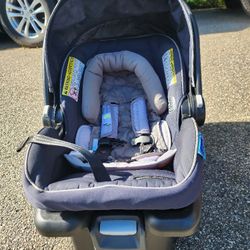 Barely used Graco Snugride 35 Lite LX with Base