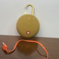 JBL Clip 3 Gold  Portable Bluetooth Speaker Broken Clip. Works great and comes with the USB only. 