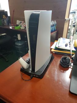 ** LIKE NEW DIGITAL PS5 WITH 2 CONTROLLERS AND CHARGING BASE ***
