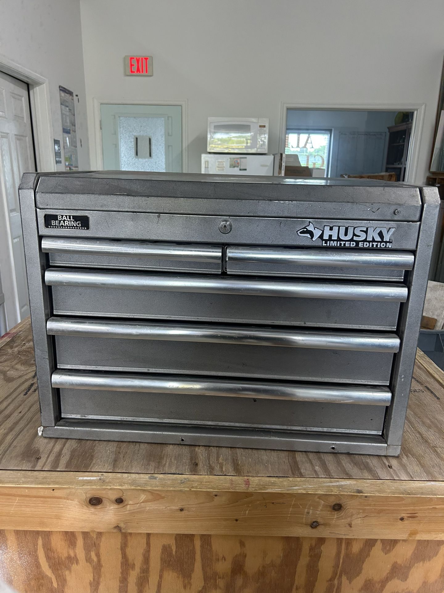 Husky Tool Bo’s 23 By 18 X 16 90$