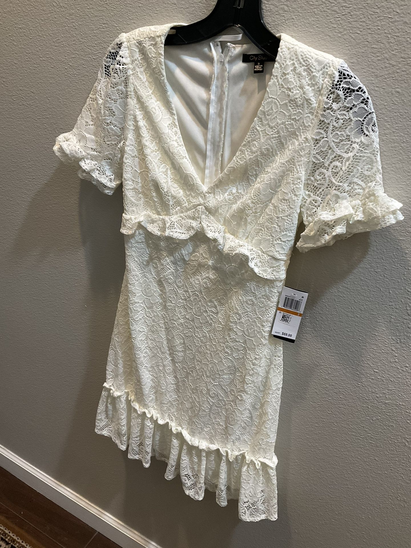 new beautiful city studio white women’s dress never used  Size 3