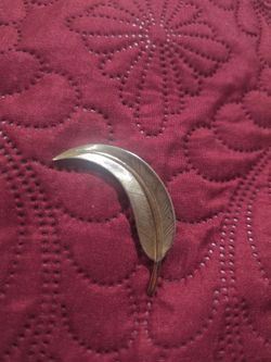 Vintage gold tone leaf feather brooch