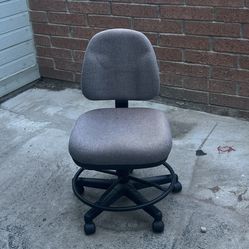 Swivel office chair