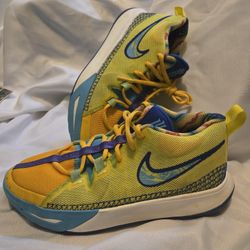 Nike Youth Kyrie Flytrap 6 "Kaleidoscope" SIZE 5Y