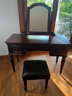Vanity desk