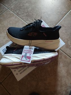 New Skechers hand free swift fit women's new tennis shoes