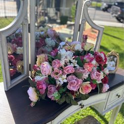 Vanity desk with mirror