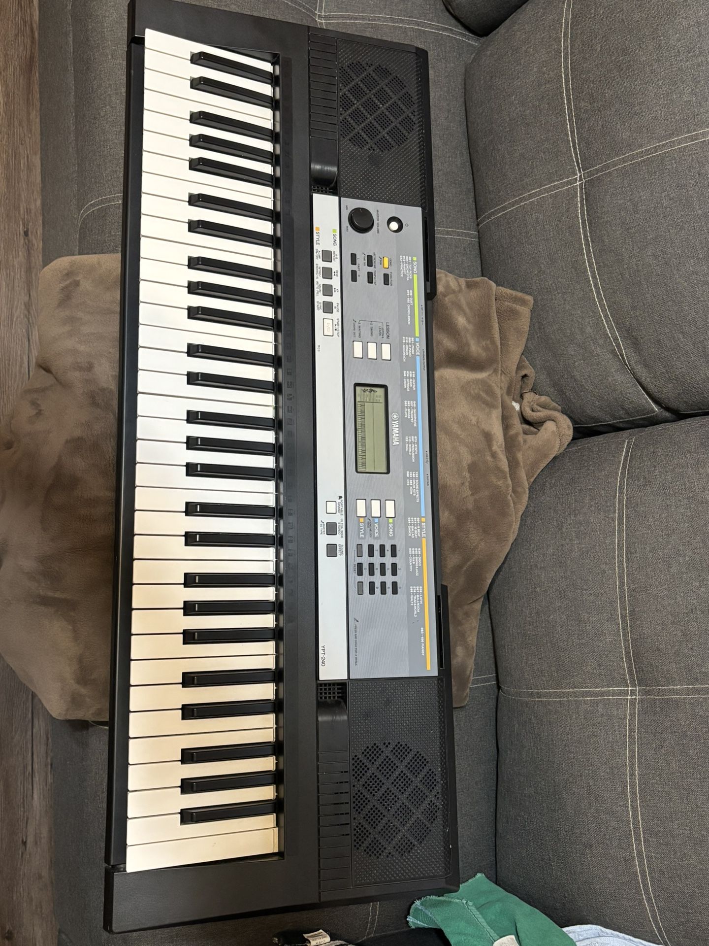Portable Yahama keyboard YPT-240