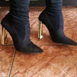 Black And Gold Booties 8.5/Botines Negro Con Tacón dorado 