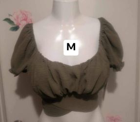 New women’s top size medium