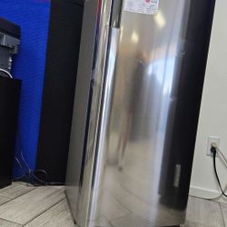 LG - 5.79 Cu. Ft. Top-Freezer Refrigerator with Semi Auto Defrost - Platinum Silver