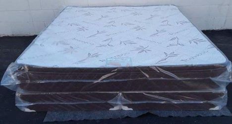 Brand New King Size Pilllowtop Mattress and box Spring free delivery The delivery is free for 20 minutes