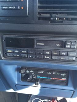 94 FORD RANGER RADIO AND SPEAKERS $75.00