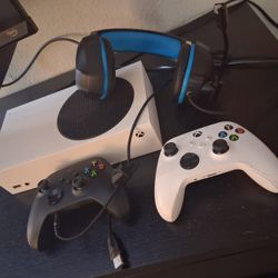 Xbox Series S + 2 CONTROLLERS/HEADSET
