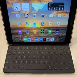 Apple iPad (7th generation) MW772LL/A Great condition with Apple Keyboard!