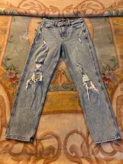Hollister women’s ( Ultra high rise mom jeans ) ripped