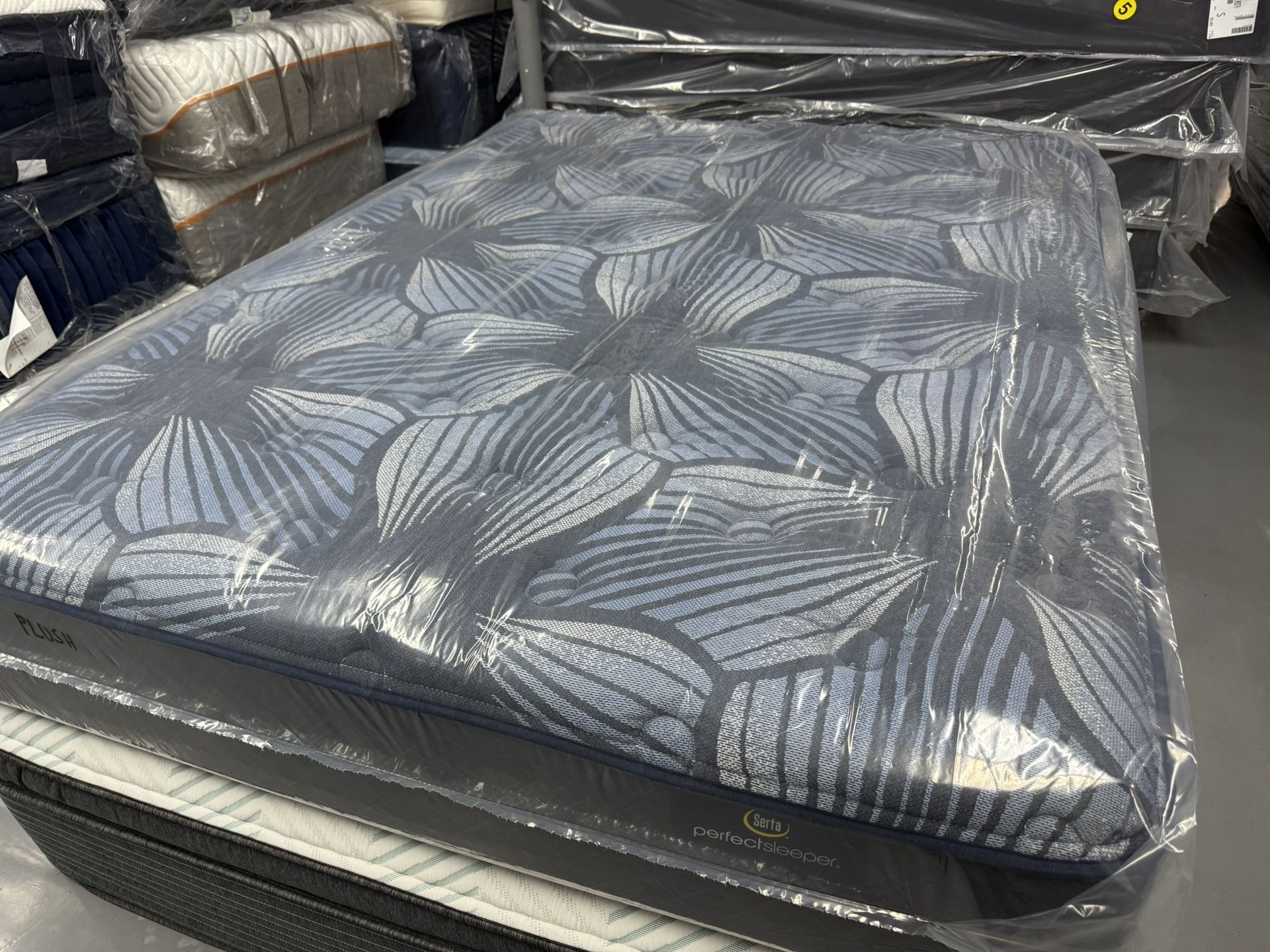 QUEEN SIZE SERTA PERFECT SLEEPER (PLUSH) MATTRESS & BOX SPRING BED SET