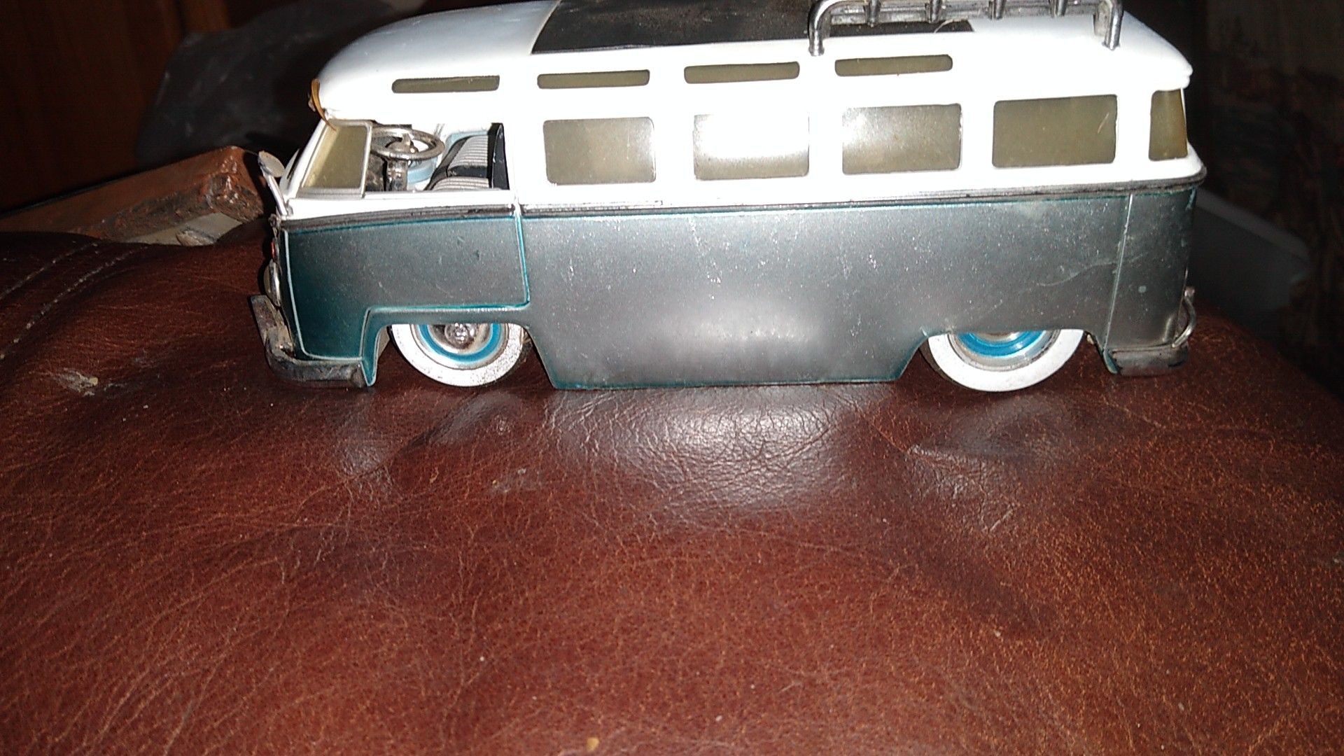 1962 Volkswagen Bus Gray and White 1/24 Diecast Scale Model