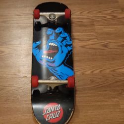 Santa Cruz Skateboard Screaming Hand RED WHEELSSanta Cruz Skateboard Screaming Hand RED WHEELS