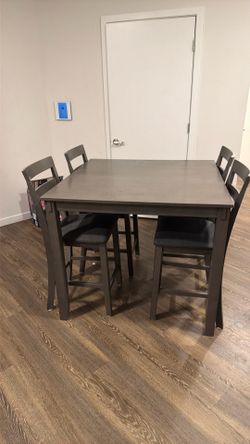 Great dining room table barely used