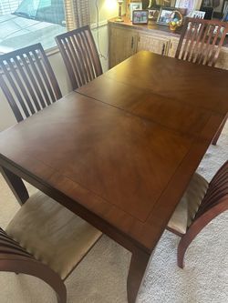 Wood Dining set w / 6 chairs and leaf